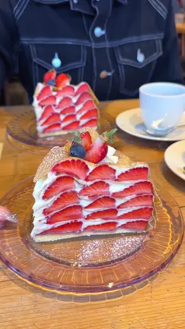 いちごたっぷりすぎる巨大ミルクレープ🍓 いちご自体もしっかり甘いしもちもちクレープ生地と相性よすぎた！ 📍表参道「Afternoon Tea LOVE&TABLE」 #表参道グルメ #東京グルメ #いちご #japanesefood #tiktokfood 