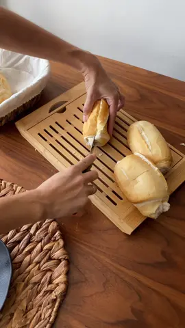 Chega de sujeira na mesa ou na toalha na hora de cortar o pão! A tabua migalheira veio pra resolver esse problema 👏🏽 #pao #breakfast #cafedamanha 