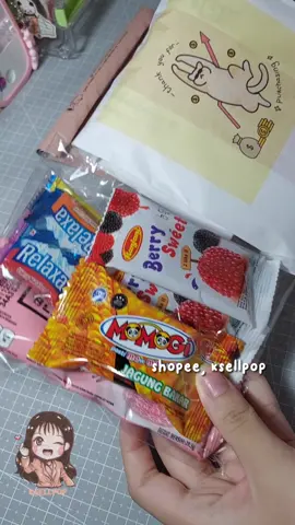 [lovingrutoo] baru sadar stickernya ternyata kebalik 🫠 #fyp #packing #packingasmr #packingorders #acryliccardholder 