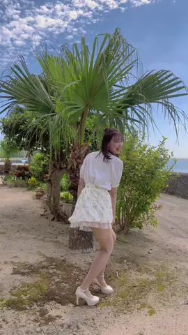 スカートひらひらしてます