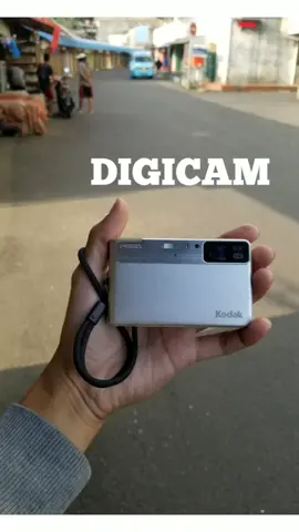 Ready digicam Kodak M590, unik nih bentuknya..warna bawaannya vintage khas kodak..cek shopee 'Barangmu'/instagram #fyp #fypdongggggggg #humaninterest #jualdigicam #kamerapocket #digitalcamera #kameradigital #62digiclub #camdig #digicam #humaninterestindonesia #huntingpasar #kodakm590 