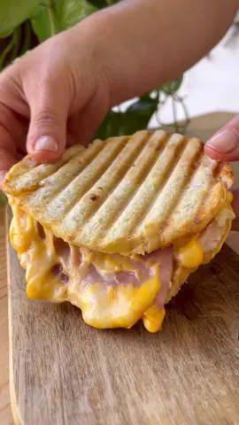 Mctoast idealny na szybkie domowe śniadanie skladniki : bułka do burgerów 2 liście szynki 2 plastry sera #mctoast #kanapka #bułka #śniadanie #obiad #obiadydomowe #kuchniaamerykańska #amerykańskiejedzenie #kuchniapolska #przepis #przepisy #gotowanie #toast 