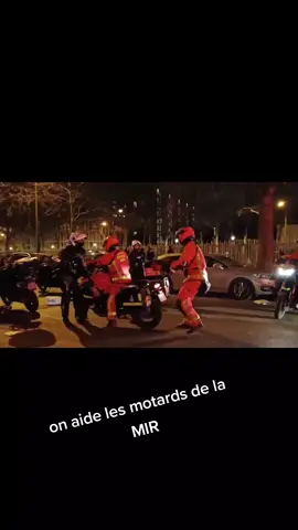on aide les copains de La MIR #policemotorcycle #policenationale #intervention #pompierdeparis #MIR #BravM #brav #manifestations 