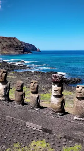 Ahu Tongariki on the Easter Island (Rapa Nui). It has fifteen moai, including one that weighs 86 tonnes, the heaviest ever erected on the island.🗿🏝️☀️ #rapanui#easterisland#tongariki#ahutongariki#isladepascua#ilhadepascoa#chile#fyp#viral#travel#worldwalkerz