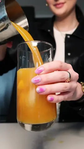 MANGO BLACK TEA LEMONADE 💛🥭 !! recipe: 1 bag black tea 1/2 cup lemonade  1/2 mango juice / pulp simple syrup optional shake w ice and enjoy 🧡 #fyp #foryou #barista #mangoblacktealemonade #mango #tearecipe 