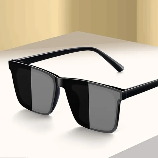 সানগ্লাস কোডঃ 808bk What's app: 01766636144 Page link :  https://www.facebook.com/sunglasswala.com.bd/ ডিস্কাউন্ট মূল্য ৬৫০৳ ভাইরাল ডাবল পলি সানগ্লাস টির প্রধান বিশেষত্ব হচ্ছে  ১. দুই লেয়ার বিশিষ্ট এর লেন্স।  বাহিরের লেন্স টি সম্পূর্ণ কালো এবং ভেতরের ইউভি ৪০০% প্রটেক্টড ব্লু-গ্রিন মার্কারি এন্টি রিফ্লেক্টেড। যা আপনার চোখ কে সূর্যের অতি বেগুনি রশ্নি থেকে সুরক্ষা দিবে।  ২. TR 90 মেটারিয়াল এ ফ্রেম টি তৈরি,  সুতরাং বাকানো বা অধিক চাপ এ ফ্রেম ভাংবে না, ইন শা আল্লাহ। এবং বডির সাথে খুবই উন্নত মানের ডাবল কব্জা দিয়ে হাতল গুলো সংযুক্ত করা। ৩. সানগ্লাসের সাইজ লেন্সের প্রস্থ ৬২ মি.মি., লেন্সের উচ্চতা ৪৪মি.মি. এবং সম্পূর্ণ সানগ্লাসটির প্রস্থ ১৪৩ মিলিমিটার।  যা মাঝারি বা বড় ফেইস এ খুবই সুন্দর মানিয়ে যাবে। ২ পাশেই সুরক্ষা আবরণ পলি দেয়া ইন্টেক্ট পাবেন সানগ্লাসটি,  সাথে লেদার বক্স উইপিং ক্লথ ফ্রি পাবেন।