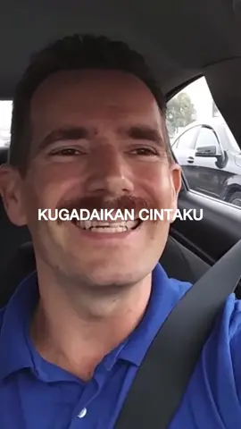 Follow @lirikmusikbaperan __ Asikkaliii paman nyanyi nyaaa 😁 Song: Gombloh - Kugadaikan Cintaku. Cover: Raja Dangdut Amerika. Source Video: Youtube “Raja Dangdut Dari Amerika”. __  #Fyp #Fypシ#MusikIndonesia #LirikLaguIndonesia #LaguIndonesiaViral 