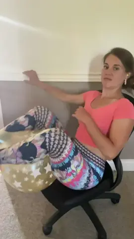Squeaky balloon, pop 💥 #balloon #balloonpopping #balloons #balloonpopchallenge #balloongirl #balloontiktok #looner #loonergirl #legpop 