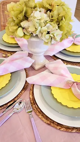 idea de mesa para Easter en tonos primaverales 🪻 comenta si quieres tutorial para armar las Servilletas de conejos? 🙋🏾‍♀️ Servilletas de @lalineninc  . . . . #easter #easterdecor #eastertabledecor  #decoraciondepascua #primavera #utah #stgeorge 