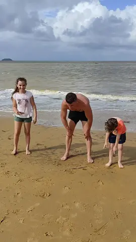 trop marrant ce jeu attention au collision les enfants 😉#famille #jeu #plage #guyane #973 