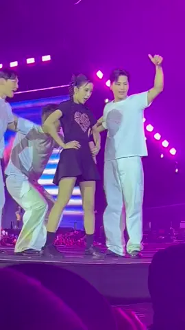 jisoo having fun with ygx dancer AHAHAHA GO JISOO GOO #bornpinkinmanila 
