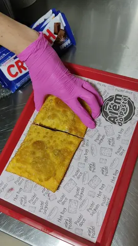 Aquele pastel que é um sucesso aqui no Além... Pastel com barra inteira ( você tem opções de escolher sua barra favorita e se preferir colocar adicionais) Que Doçura 😍 #alemdopastel #pastelgourmet #chocolate #doisvizinhos #franquia #pasteleria #fyp 