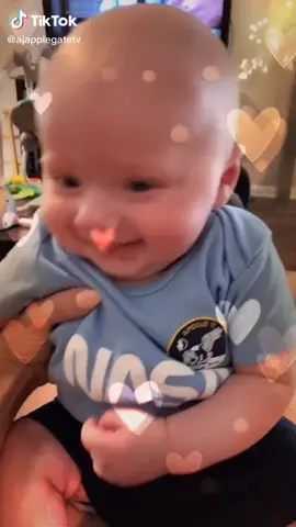 He’s finally holding his head up 🥰 @andygrammer #keepyourheadup #babyjaxon #4months #proundmom 