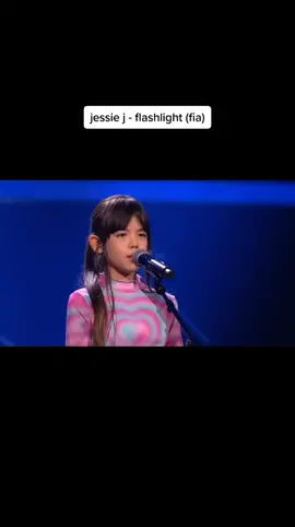 FLASHLIGHT - JESSIE J ( FIA ) @jessiej #thevoicekids #disabilitylanguage #jessie #jessiej #flashlight 