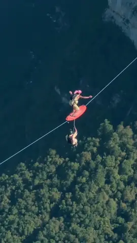 Quando surfar ondas gigantes não é mais o suficiente pra matar sua sede de adrenalina 🤯 #redbull #tedáasas #highline #slackline #surf 