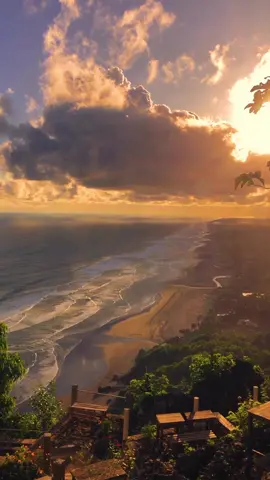 Buat yang lagi liburan ke Yogyakarta, wajib banget datang kesini nih 😍 - Mau sunsetan bareng siapa nih kalau kesini? Mention coba orangnya! - 🎥 @amirkhannnz Lokasi 📌 : Shoka Bukit Senja #sunset #sunrise #wisatajogja #jogja #fypsounds #fypgakni #fypdong #fypp #fyppppppppppppppppppppppp #fypdongggggggg #fypシ゚viral #fypage #fypシ #fyp 