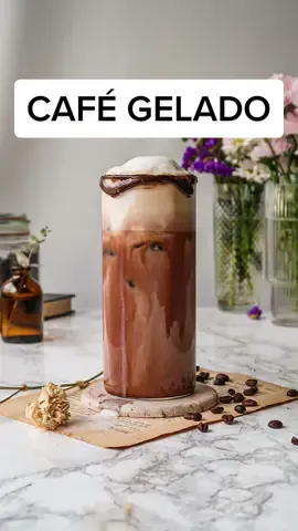 CAFÉ GELADO COM CHOCOLATE  Ingredientes: 1 col. sopa Chocolate em Pó 50% 50ml de Leite (p/ dissolver o chocolate) Gelo de Café (café forte s/ açúcar) Leite Morno Adoçar como preferir. 🍫 Modo de preparo no vídeo! publi. #cafe #cafegelado #cafegeladodechocolate #chocolate #bebida #cappuccino #receita #drink #coffee #coffeetiktok 