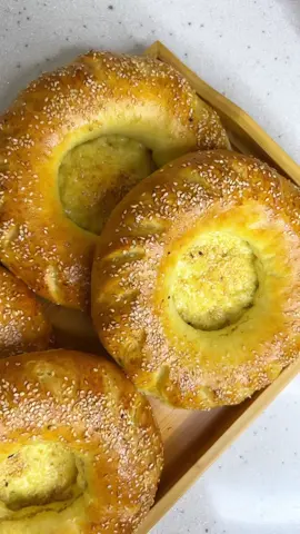 Kulcha non va go'shtli non tayyorlaymiz🥯 Video yoqqan bo'lsa ❤️ bosib qo'ying Retsept: 300 ml sut 300 ml suv 1 oshqoshiq drojji 200 gr margarin yoki dumba yog'i eritilgan 1 oshqoshiq tuz 1-2 oshqoshiq shakar 6 stakan un(260ml stakan) =960 gr Bu retseptdan 6ta non chiqadi usti uchun: 1 dona tuxum sedana Kulcha non 200 gradus duxovkada 20 daqiqada pishib chiqadi Go'shtli non qiymasi: 100 gr go'sht 20 gr charvi yog'i 1 choyqoshiq o'simlik yog'i ta'bga ko'ra tuz,murch,zira Go'shtli non 170 gradus duxovkada 30 daqiqada pishib chiqadi #Ramadan #iftar #bread #xleb 