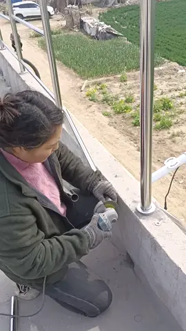 (posting for journalistic purposes only) skilled worker, free styling metal railing assembly