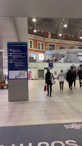Walk inside London Waterloo Railway Station  #tiktok #tiktokviral #tiktokvideo #tiktokuk🇬🇧 #keepwalking4k #fyp #london #londonwalks #londonwaterloo 