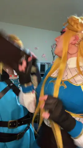 100 years later, my nose is still broken 😡 #zelink #zelda #breathofthewildcosplay #botw #botwcosplay #cosplay #zeldacosplay #cosplaycouple 