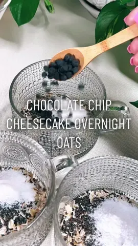 Chocolate chip cheesecake overnight oats 🤤😍 Recipe:  1/3 cup old fashioned oats 1/2 tbsp chia seeds 1/2 tbsp sugar free cheesecake pudding mix 1 tbsp chocolate chips 1/2 cup milk (any kind) Refrigerate overnight and enjoy the next day Stays fresh for 3-5 days You can eat them cold or warm them in the microwave  #mealprep #mealprepideas #breakfastideas #healthyrecipes #EasyRecipe #asmr #oatmeal #overnightoats #fyp 
