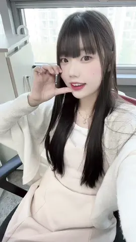 봄봄봄🌸 #봄코디  예쁜사람 요즘 진짜 많은데,, 나도 성형이나 할까