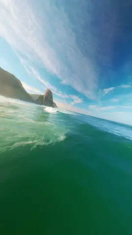 Surfs up! 🤘  #fpv #foryou #fyp #praiadaadraga #cinematicdrone 