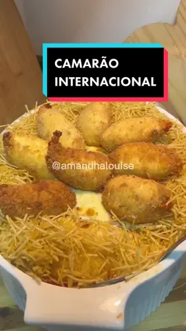 CAMARÃO INTERNACIONAL 🤤😱 coco bambu já pode chorar porque agora vocês vão aprender a fazer essa delícia!  Marca logo quem vai fazer pra você e já salva essa receita ❤️ Ingredientes: 600g de camarão  2xic de arroz  300g de ervilha (fresca ou enlatada) 250g de presunto  350g de queijo mussarela  2 creme de leite  1 requeijão cremoso Suco de 1/2 limão  Sal e temperos a gosto  150g de queijo (para finalizar) Batata palha  O modo de preparo está no vídeo e qualquer dúvida eu estou por aqui nos comentários 🫶🏻 #camarão #camaraointernacional #camarao #comida #comidadeverdade #gastronomia #receita #receitapratica #janta #jantar #almoço #pascoa2023 