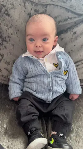 You keep my head up everyday i love you theodore x #smilingbaby  #blueeyedbaby #cutebaby #babytok #cute 