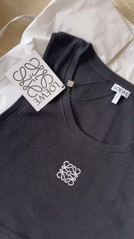 Unboxing time Loewe 🖤 #fypageシ #paratipage #unboxing #haul #loewe #loewetop #fashion #fashiontiktok #fashioninspo #croptop #croptopstyle 