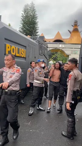 seorang menangis waktu ditangkap saat mengikuti demo didepan gedung DPRD provinsi lampung #tolakuuciptakerja  #mahasiswalampung #itera #unila #lampung #fyp 