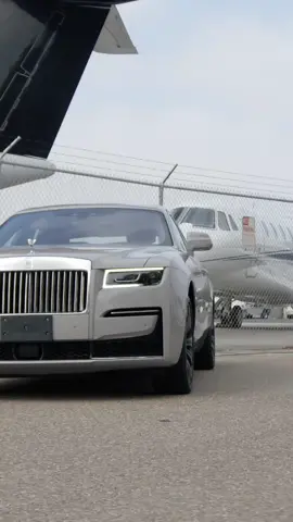 What does your weekend getaway car look like? #privatejet #rollsroyce #rollsroycecar #rollsroycephantom #rollsroycecullinan 