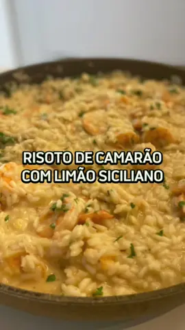 Risoto de camarão com limão siciliano Hoje a receita é uma das queridinhas aqui em casa. Esse risoto é delicioso! Vamo pra cozinha?! Ingredientes:  - 500g de camarão médio descascado e limpos  - 320g de arroz para risoto - 1 cebola média - 1 dente de alho - 200 ml de vinho branco seco - raspas de 1 limão siciliano - 1 colher de sopa de suco de limão siciliano - 1,3 litros de caldo de camarão (ou legumes) - 80g de parmesão ralado - 20g de manteiga para dourar os camarões - 20g de manteiga para iniciar o risoto - 60g de manteiga congelada para finalizar - azeite - sal e pimenta-do-reino a gosto - salsinha picada a gosto Modo de preparo: - Com as cascas do camarão, prepare o caldo que será utilizado no risoto conforme mostrei em um vídeo anterior. Mantenha o caldo quente em fogo baixo. - Tempere os camarões com sal e pimenta-do-reino. Reserve. - Pique a cebola e o alho. Reserve. - Em uma panela em fogo médio/alto, aqueça um fio de azeite e derreta parte da manteiga para os camarões. Doure um terço (ou metade, a depender do tamanho da panela) dos camarões rapidamente, dos dois lados  (menos de 1 minuto cada lado). Repita o processo com o restante. Reserve. - Na mesma panela, em fogo médio, derreta a manteiga para o risoto e refogue a cebola por uns 2 minutos. Acrescente o alho e refogue por mais um minuto. - Adicione o arroz e refogue até que ele esteja quente. Teste com a mão. - Acrescente o vinho branco, misture bem e deixe reduzir. - Adicione 2 a 3 conchas do caldo de camarão e deixe reduzir, mexendo aos poucos. Repita o processo até que o arroz esteja al dente (cozido, mas durinho por dentro). O tempo total varia entre 15 a 20 minutos. - Na última adição de caldo acrescente as raspas e o suco de limão siciliano e o camarão. - Quando o risoto estiver no ponto, retire do fogo. Ele deve estar úmido. - Adicione o parmesão e misture bem. - Acrescente a manteiga e misture novamente, até que esteja incorporada no risoto. - Acerte os temperos. - Jogue salsinha picada por cima e sirva. Gostou? Salve e Compartilhe com os amigos #comfortfood #cooking #fyp #risotodecamarao #vamopracozinha #opainacozinha 