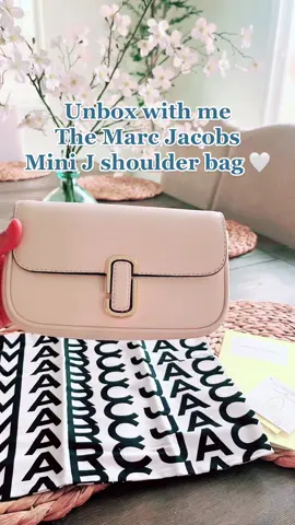 The Marc Mini Shoulder bag in “cloud white color” she’s beautiful #unboxwithme💕 #marcjacobsminibag #fypシ #latinacontentcreator #newbag #marcjacobs 