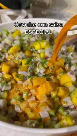 Ceviche de pescado con salsa especial solo para valientes  Salsa solo para valientes, Ijuela se me hace agua a la boca ! Ideal para ceviches o aguachiles  Licuar :  1/2 taza de chile de árbol seco  1/2 taza de jugo de limón o más según que tanta “limonuda” la quieras  1/2 taza de agua caliente ( ayuda a suavizar ligeramente los chiles )  1 c de consomé de tomate (yo use knorr select ) pero usa el normal tampoco es que se vaya a acabar el mundo …  Sal de grano al gusto  2 C de aceite de oliva ( ayuda a la textura y conserva)  1 diente de ajo grande  1 naranja  Para el ceviche:  2 libras de camarón o pescado fresco ( tipo cochino o el que tú prefieras sin espinas) bien picado ( puedes usar callos o callos de lobina )  1 taza de Limón para curtir o “coser” el Limón  1/2 taza de jícama picada  1 1/2 taza de mango en cuadritos 1/2 taza de cilantro picado  1/2 cebolla morada grande picada  1 pepino grande picado sin semilla  3 habaneros picados  Aguacate para servir  Tostadas para acompañar  Salsas negras para terminar ( pero esto es al gusto)  Sal y pimienta al gusto  Te va a encantar estoy segura ! La Master #ceviche #salsaespecial #comidasdecuaresma #aguachile #recetasvirales #recetascaseras #recetassaludables #enelmarlavidaesmassabrosa 
