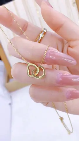 The double heart clasp necklace means: two hearts are clasped together and will never be separated. Do you like it?#necklace #necklacecontrol #collarbonenecklace #jewelry #heartnecklace #accessories #fashionaccessories #fyp #foryou #forpage 