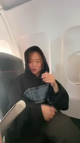 Replying to @KUROMII let me know if you want more plane hacks ! #planehack #travelhack #traveltip #plane 