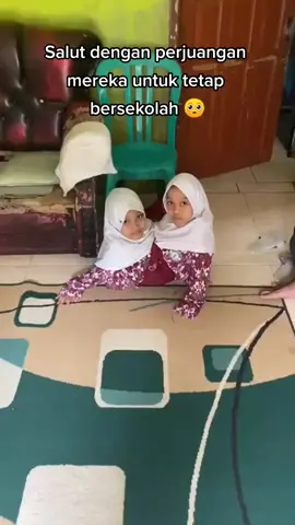 ‼️OPEN DONASI ‼️ Al putri dwi ningsih dan Al putri anugrah 2 anak kembar siam yang saat ini berusia 9 tahun, saat ini mereka duduk di bangku kelas 3 SD.  Dengan keterbatasan fisik mereka sangat amat bersemangat untuk bersekolah bahkan mereka sekolah di sekolah Negri dan sangat bercita-cita ingin sekolah sampai perguruan tinggi 🥹 Ayah dari Al putri anugrah dan Al putri dwi ningsih saat ini bekerja sebagai tukang ojek pangkalan, beliau yang mengurus mereka sendiri sejak ibu nya meninggal dunia.  Saat ini Al putri anugrah dan Al putri dwi ningsih harus tetap melakukan Checkup rutin 1 bulan 1 kali dengan keterbatasan ekonomi kadang sangat kesulitan untuk biaya transportasi karna untuk biaya pengobatan sudah tercover BPJS karna untuk berobat mereka harus ke RSUP hasan Sadikin bandung.  Untuk saat ini untuk makan saja sudah Alhamdulillah, sedangkan setiap bulan nya adik putri dwi ningsih dan putri anugrah memerlukan pasta 4/ bulan dengan harga 1 Rp. 380 rb pasta ini yang tidak tercover BPJS. Ini ya ng amat sangat di perlukan tiap bulannya 🥲 Kadang ayah nya sangat kesulitan untuk membeli pasta tersebut karna penghasilan sang ayah hanya 20 rb / hari untuk makan beliau adik kembar dan kaka nya.  Sahabat baik yuk sama-sama kita bantu adik kembar ini dengan menyalurkan donasi melalui : yang ada d bio #sahabatindahpeduli #pemadamkelaparan #TumbuhdanTangguh 