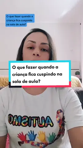 Não é só o comportamento de cuspir. A criança pode apresentar uma variedade de comportamentos para comunicar algo. Colocar o comportamento em extinção, ignorar, não resolve, é necessário ensinar uma comunicação adequada. É importante analisar a função do comportamento, o que a criança tem ganhado com esse comportamento? Ensinar um comportamento fácil, o mais simples para aquela criança, que substitua o comportamento inadequado e dá acesso ao que ela quer. ##cuspirnasala #comportamentoinadequadonasaladeaula #problemasdecomportamento 
