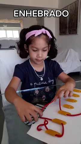 ¡Diviértete mientras aprendes a enhebrar con esta técnica creativa! 😋😋 #enhebrar #actividadescreativas #motricidadfina #actividadesmotricesfinas 