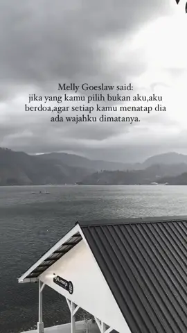 setiap manusia punya cara masing-masing mengadu kepada Tuhannya🙂. 