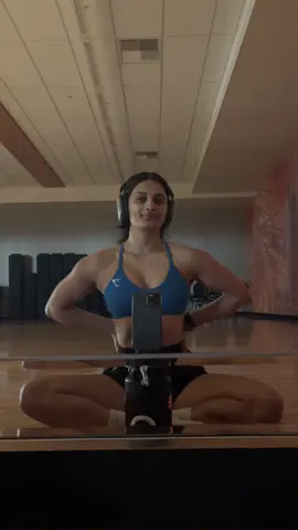 did someone say ✨muscle mommy✨??? #fyp #gym #musclemommy #Fitness #gymshark #browntok #indian 