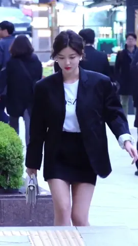 Yoojungie walk like this yow~  #kimyoujung #KimYooJung #김유정 #actress #fyp #foryou #model #fashion #trending #foryoupage #xyzbca #kdrama 