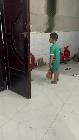 Con nít cãi nhau đơn giản vì a hát câu dài hơn e.