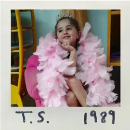 Eu era muito estilosa! (ps: ainda não descobri com eu não sofri bulyng!)#taylorswift #debut #taylordaroça #reputaion #taylorsversion #lover #speaknow #midnight #theerastour 