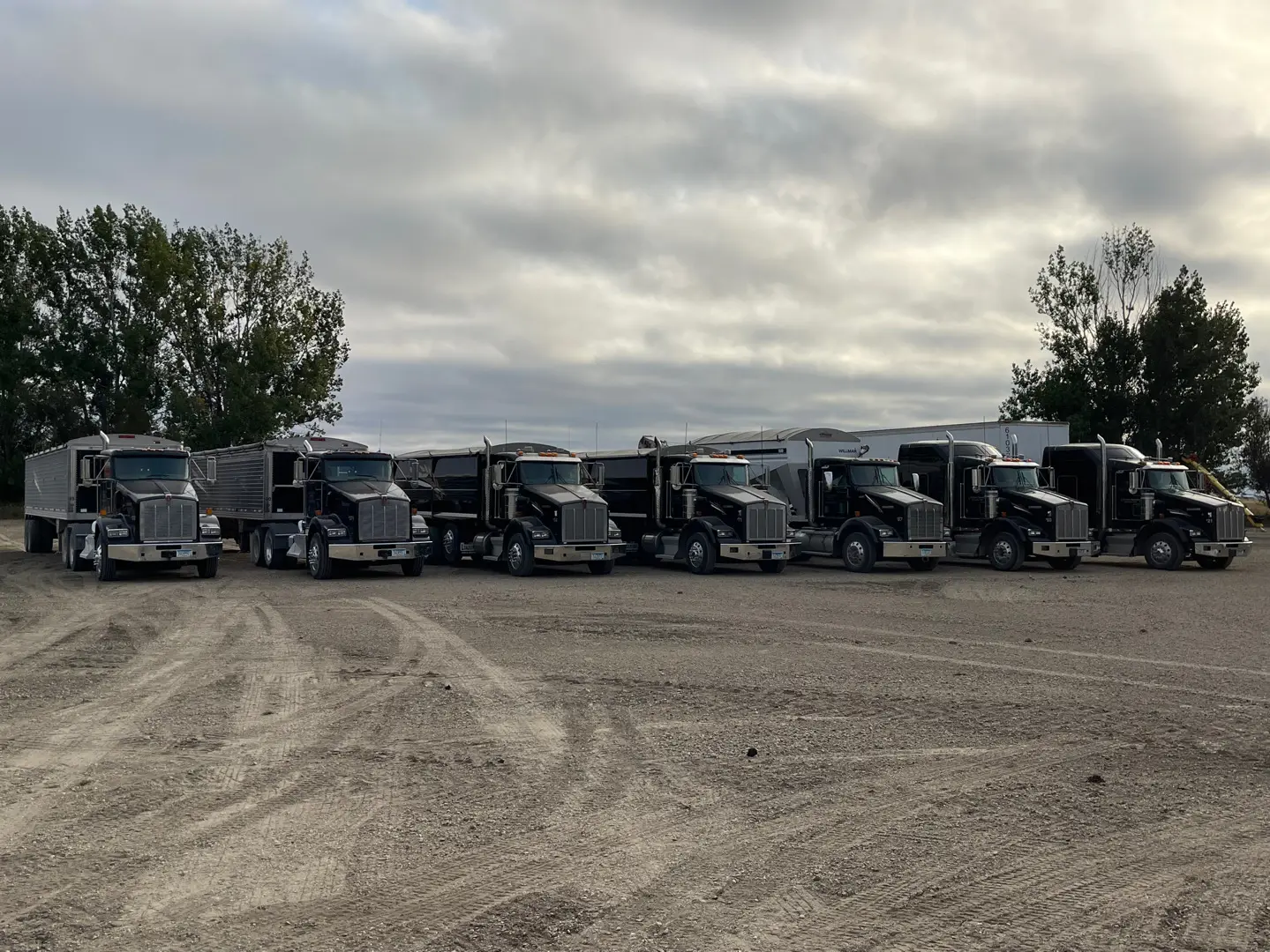 “Lets say you run a farm”. Gotta have enough (pickup) trucks  @tituskvien.com @reagankvien @lorikvien82 @elikvien16 @gretakvien #kvienfarms #kvienaginc #notillmafia #kenworth #roseaucountyford #candmford 