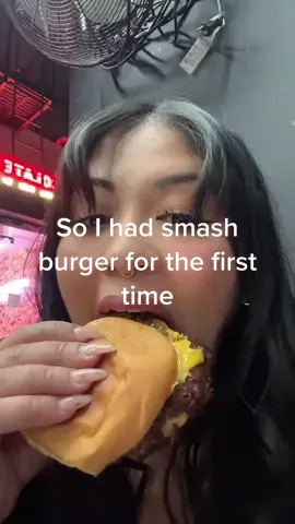 I tried a smash burger for the 1st time it was not the best I prefer shake shack I give it a 3/10🤷🏻‍♀️ ##smashburger##fyp##4u##muckbangeating##burger##ihatepicklesidc##smashorpass##eatwithme##MyDolceMoment