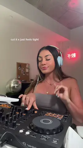 do you seehow bad my sunburn is…. anyways this is cut it x just feels tight mashup 🎧🪩 #dj #mashup #djmashup #femaledj 