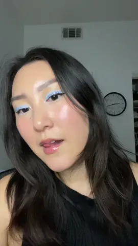 a fun lil blue eyelook ❄️ #fyp #babyblueeyeshadow #easyeyemakeup #blueeyeshadowlook #popofcolor #makeuptransformation #transitionaudios 